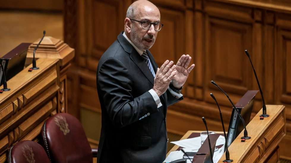 O líder parlamentar do CDS, Telmo Correia, usa da palavra durante o debate quinzenal, na Assembleia da República, em Lisboa, 22 de abril de 2020. JOSÉ SENA GOULÃO/LUSA
