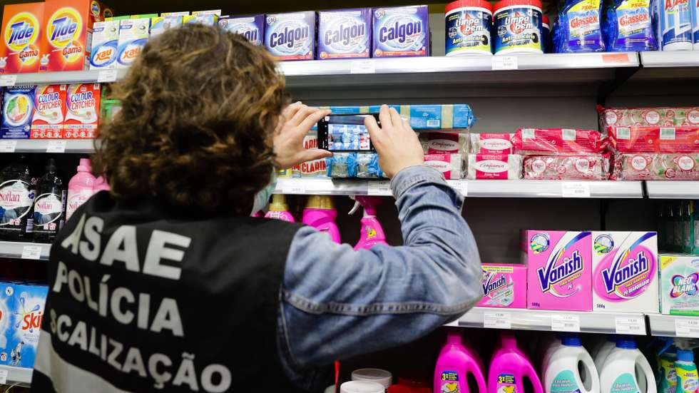 Uma equipa de fiscalização da ASAE verifica preços e embalagens de álcool gel, e máscaras numa loja de artigos médicos em Moscavide, 23 de abril de 2020. Cerca de quatro dezenas de equipas da ASAE iniciaram uma ação de fiscalização por todo o país do preço dos artigos de proteção e limpeza. TIAGO PETINGA/LUSA