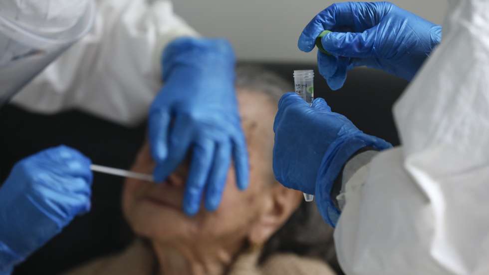 Idosos são sujeitos a testes de despiste da Covid-19 que permite receber resultados entre 24 a 30 horas, no Lar Fundação Comendador Joaquim De Sá Couto, Santa Maria da Feira, 17 de abril de 2020. Este circuito envolve equipas dos centros de saúde de Santa Maria da Feira e Arouca e o hospital de Gaia onde há uma de cinco máquinas no país com capacidade para realizar até 1000 testes por dia, com resultados em 24 horas. (Fotografias captadas através de uma janela de vidro). (ACOMPANHA TEXTO DE 21/04/2020) JOSÉ COELHO/LUSA