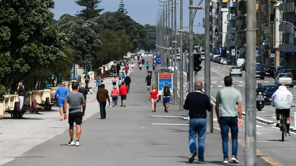 People walk Brasil avenue in Porto, northern Portugal, 23 April, 2020. Portugal is in a state of emergency since 00:00 h on 26 March until 23:59 May 2. Countries around the world are taking increased measures to stem the widespread of the SARS-CoV-2 coronavirus which causes the Covid-19 disease. JOSE COELHO/LUSA