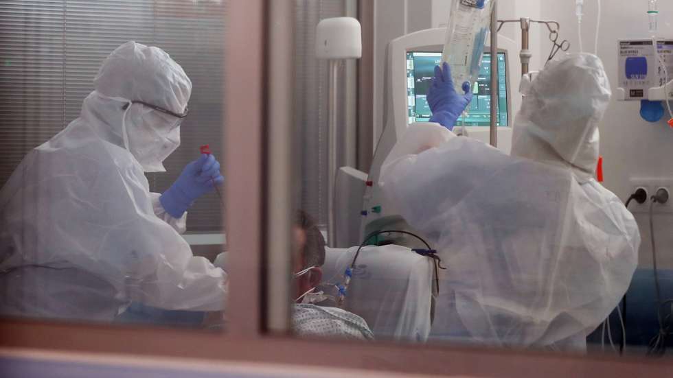 CONJUNTO DE 20 FOTOGRAFIAS: 19-20: Enfermeiras tratam de um paciente com covid-19, na Unidade de Cuidados Intensivos (UCI) para doentes com covid-19 no Hospital do Espírito Santo, em Évora, 23 de abril de 2020. Na região de Portugal Continental com o menor número de casos confirmados de covid-19, os atuais internados com a doença no hospital de Évora “contam-se pelos dedos de uma mão”, mas a unidade hospitalar está preparada para um cenário pior. (ACOMPANHA TEXTO DO DIA 26 DE ABRIL DE 2020). NUNO VEIGA/LUSA