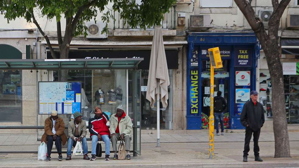 Passageiros da Carris aguardam por um autocarro no Rossio, em Lisboa, 29 de abril de 2020. O decreto-lei que regulamenta a aplicação do estado de emergência até dia 02 de maio, define que o número máximo de passageiros por transporte deve ser reduzido para um terço do número máximo de lugares disponíveis, por forma a garantir a distância adequada entre os utentes dos transportes. (ACOMPANHA TEXTO 30 ABRIL 2020). ANTÓNIO PEDRO SANTOS/LUSA
