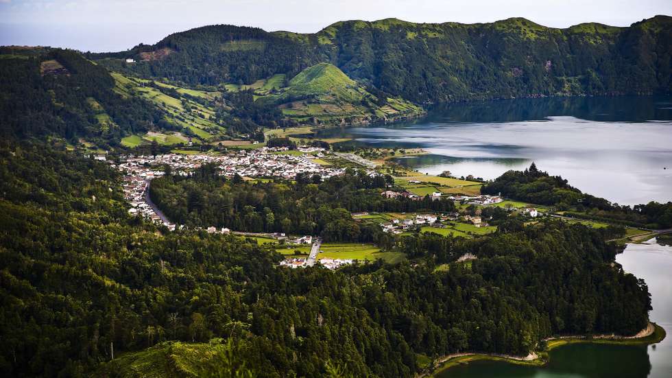 Vista da freguesia das Sete Cidades, ilha de São Miguel, 8 de outubro de 2016. O arquipélago com nove ilhas situado no Oceano Atlântico conta com 228.160 eleitores que vão escolher os 57 deputados do parlamento açoriano nas eleições legislativas regionais que se realizam a 16 de outubro. (ACOMPANHA TEXTO DO DIA 14 DE OUTUBRO DE 2016) MÁRIO CRUZ/LUSA