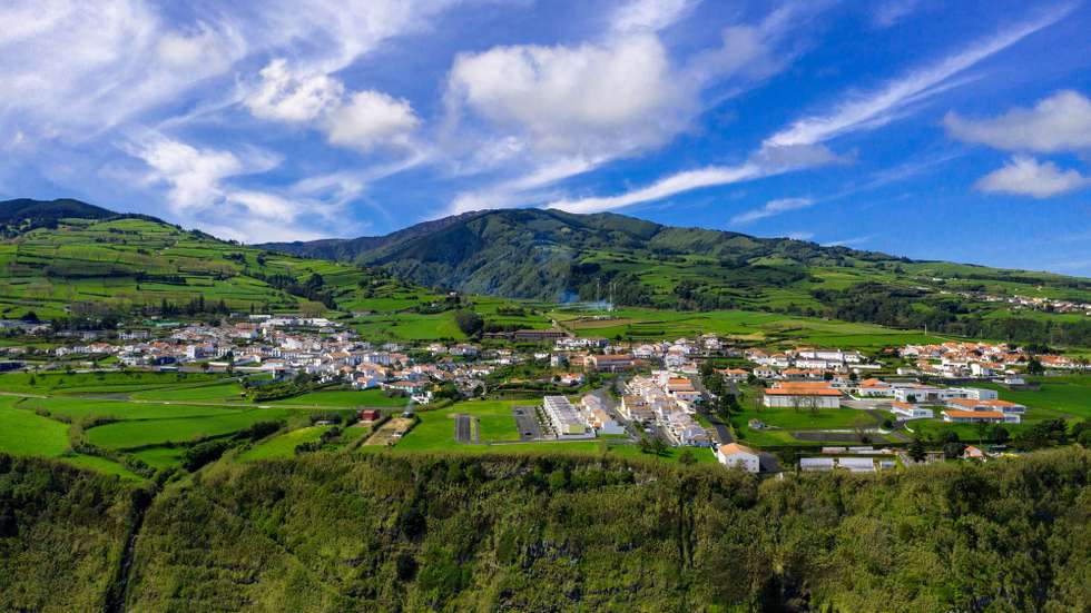 Vista aérea da vila do Nordeste, na ilha de São Miguel, onde está situado lar de idosos da Santa Casa da Misericórdia do Nordeste, que regista até ao momento, 12 casos de infeção por covid-19, tendo o primeiro desses casos ter sido o de uma utente de 88 anos, que contraiu a infeção no Hospital do Divino Espírito Santo, em Ponta Delgada, depois de lhe ter sido transmitida por uma profissional de saúde, e de ter sido a primeira vítima mortal com covid-19 nos Açores, na vila do Nordeste, ilha de são Miguel, Açores, 10 de abril de 2020. No Nordeste, onde foram detetados 12 casos de covid-19 num lar de idosos, as poucas pessoas que se veem na rua confiam que as autoridades fizeram tudo o que era possível para conter a propagação. (ACOMPANHA TEXTO). EDUARDO COSTA/LUSA