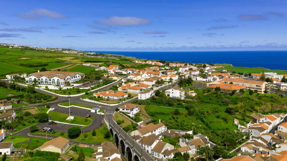 Vista aérea do lar de idosos da Santa Casa da Misericórdia do Nordeste (complexo à esquerda), onde há registo, até ao momento, de 12 casos de infeção por covid-19, tendo o primeiro desses casos ter sido o de uma utente de 88 anos, que contraiu a infeção no Hospital do Divino Espírito Santo, em Ponta Delgada, depois de lhe ter sido transmitida por uma profissional de saúde, e de ter sido a primeira vítima mortal com covid-19 nos Açores, na vila do Nordeste, ilha de são Miguel, Açores, 10 de abril de 2020. No Nordeste, onde foram detetados 12 casos de covid-19 num lar de idosos, as poucas pessoas que se veem na rua confiam que as autoridades fizeram tudo o que era possível para conter a propagação. (ACOMPANHA TEXTO). EDUARDO COSTA/LUSA
