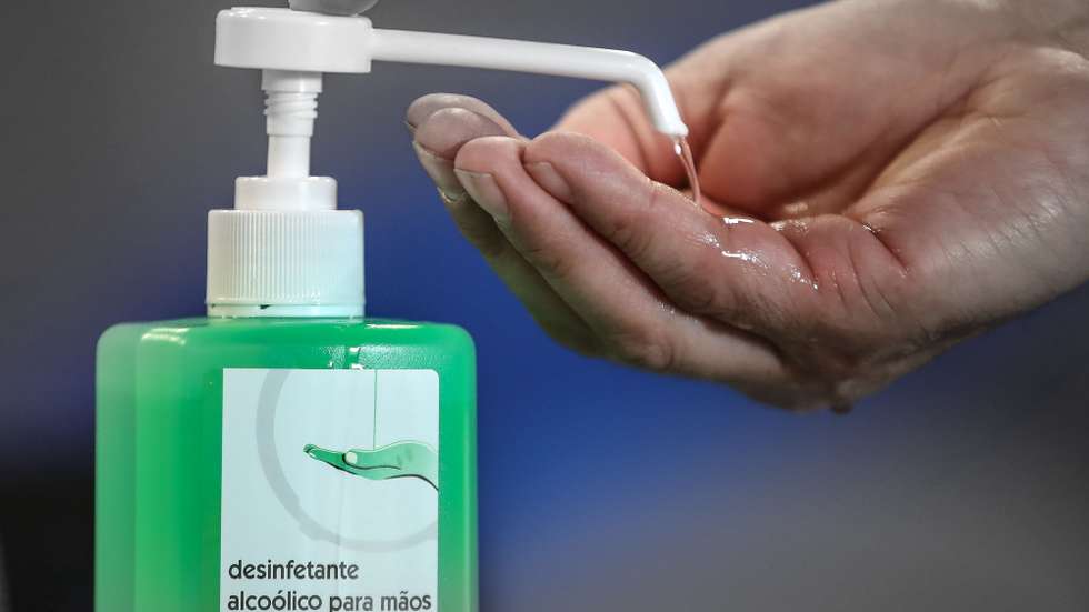 Desinfetante alcoólico para mãos para usar como preventivo do contágio do covid-19, Lisboa, 22 de abril de 2020.  MANUEL DE ALMEIDA/LUSA