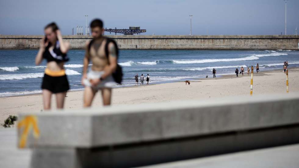 Pessoas passeiam à beira-mar na praia de Matosinhos, no dia que entrou em vigor o estado de calamidade devido à situação epidemiológica da covid-19, 03 de maio de 2020. Com o aumento da temperatura e o fim do estado de emergência a praia foi o destino procurado por alguns portugueses. Portugal entrou hoje em situação de calamidade, depois de três períodos consecutivos em estado de emergência desde 19 de março. MANUEL FERNANDO ARAÚJO/LUSA