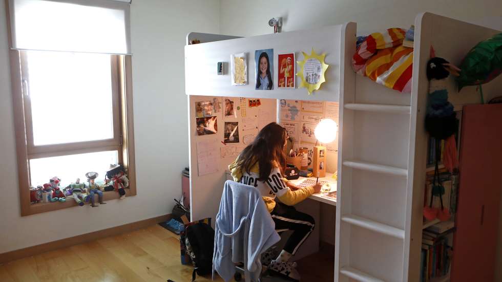 Uma aluna do 6º ano da Escola EB2, 3 Conde de Oeiras, faz as tarefas escolares em casa devido à pandemia de coronavírus (covid-19), em Oeiras, 14 de abril de 2020. Com o início do terceiro período regressa o modelo de ensino à distância, uma vez que o executivo decidiu manter a suspensão das aulas presenciais para todos os alunos do ensino obrigatório, admitindo apenas o eventual regresso às escolas dos alunos dos 11.º e 12.º ano, devido à pandemia da covid-19. ANTÓNIO PEDRO SANTOS/LUSA