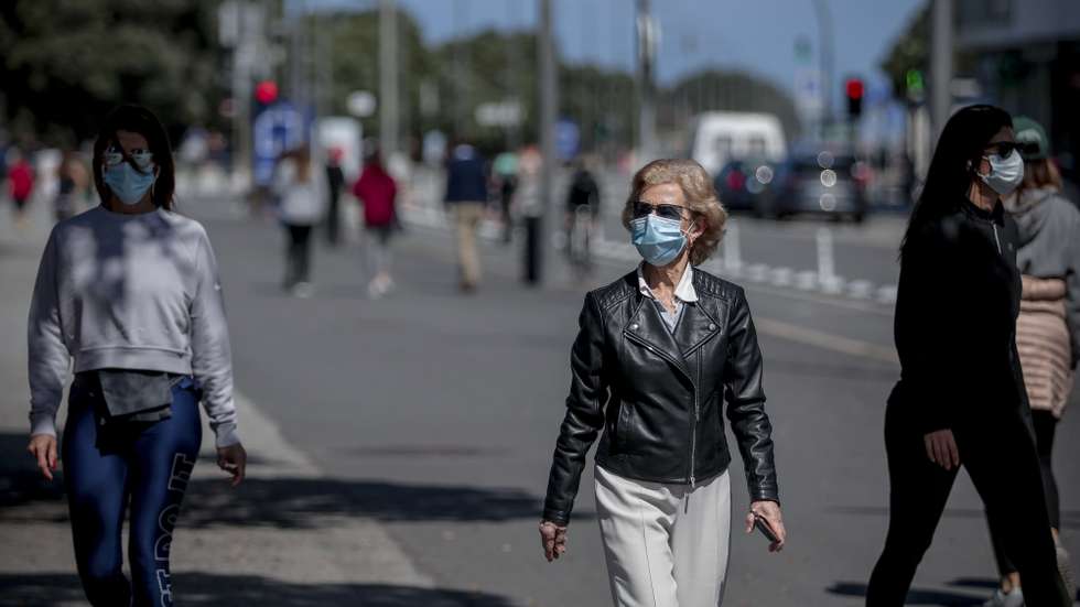 Pessoas dão um passeio na via pública, Porto, 18 de abril de 2020. Portugal regista hoje 687 mortos associados à covid-19, mais 30 do que na sexta-feira, e 19.685 infetados (mais 663), indica o boletim epidemiológico divulgado hoje pela Direção-Geral da Saúde (DGS).MANUEL FERNANDO ARAÚJO/LUSA