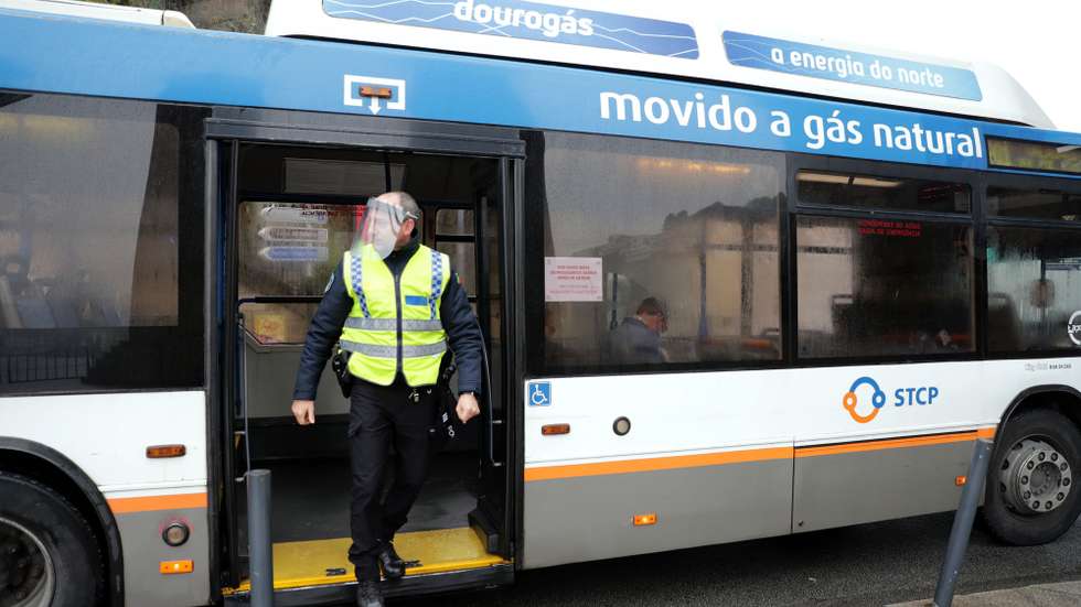Agentes da PSP fiscaliza os passageiros de um autocarro da STCP junto à ponte D. Luis I no Porto para fiscalizar a mobilidade entre concelhos limítrofes para o cumprimento do dever geral de isolamento devido à pandemia Covid-19, 01 maio 2020. ESTELA SILVA/LUSA
