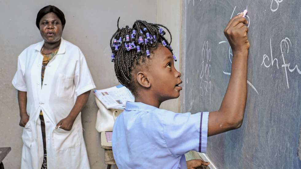 Interior de uma sala de aulas da Escola Primária Completa 12 de outubro da cidade da Beira, Moçambique, 26 de fevereiro de 2020. A Escola Primária Completa 12 de outubro da cidade da Beira é uma das que tem mais alunos na capital provincial, cerca de 4.000, e foi também uma das mais destruídas pelo ciclone Idai. (ACOMPANHA TEXTO DO DIA 10 DE MARÇO DE 2020). ANTÓNIO SILVA/LUSA