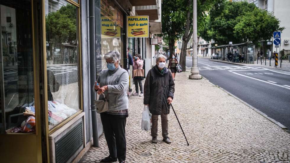 Pessoas usam máscaras de proteção para entrar numa retrosaria na freguesia de Benfica no final da primeira semana de desconfinamento devido à pandemia da covid-19, em Lisboa, 9 de maio de 2020. Após 45 dias consecutivos em estado de emergência Portugal encontra-se em situação de calamidade. (ACOMPANHA TEXTO) MÁRIO CRUZ/LUSA