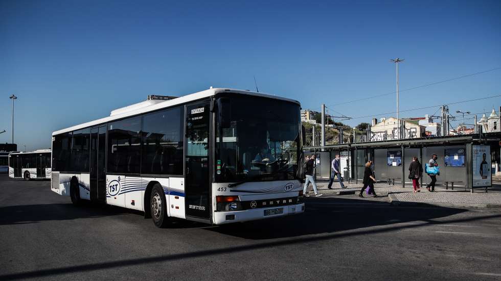 Utentes à saída de um autocarro dos Transportes Sul do Tejo (TST), em Cacilhas, Almada, 20 de maio de 2020. O transporte rodoviário foi reforçado com a entrada do segunda fase do desconfinamento devido à pandemia da covid-19, apesar disso as carreiras continuam com poucas pessoas o que contrasta com a grande utilização dos transportes fluviais da Transtejo/Soflusa. (ACOMPANHA TEXTO). MÁRIO CRUZ/LUSA