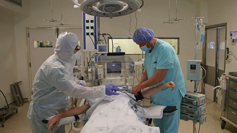 epa08417020 Two doctors intubate a patient during a demonstration of the use of professional protection chambers for intubation, which will reduce the risk of contamination by the new coronavirus (covid-19) and other infectious agents during these procedures that take place both in the operating rooms and in the Intensive Care Units at Santa Maria Hospital in Lisbon, Portugal, 12 May 2020. The material is an offer from the &#039;Everyone you care for&#039; movement, which was born to deliver material that is crucial to the safety and quality of care provided to the Portuguese during the covid-19 pandemic caused by the SARS-CoV-2 coronavirus.  EPA/ANTONIO PEDRO SANTOS