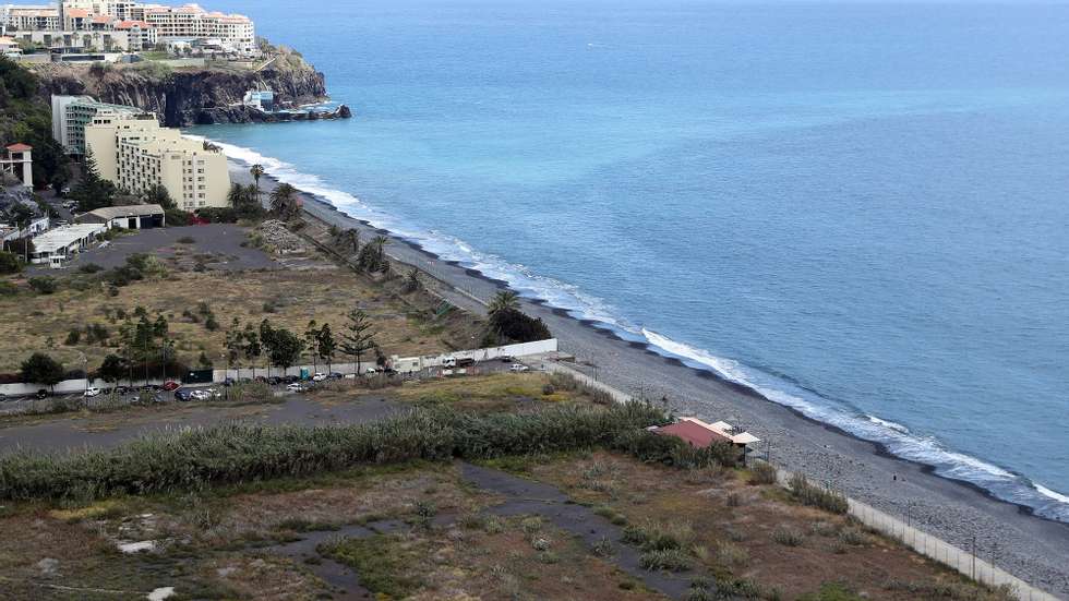 Governo Regional da Madeira autorizou a reabertura das praias, complexos balneares e acessos ao mar da região a partir de hoje, após terem estado encerrados devido à pandemia da covid-19, no Funchal, 15 de maio de 2020. No primeiro dia de acesso às praias e complexos balneares, após dois meses de confinamento devido à pandemia da covid-19, foram poucos os banhistas que hoje de manhã se deslocaram à praia Formosa e ao Lido. HOMEM DE GOUVEIA/LUSA