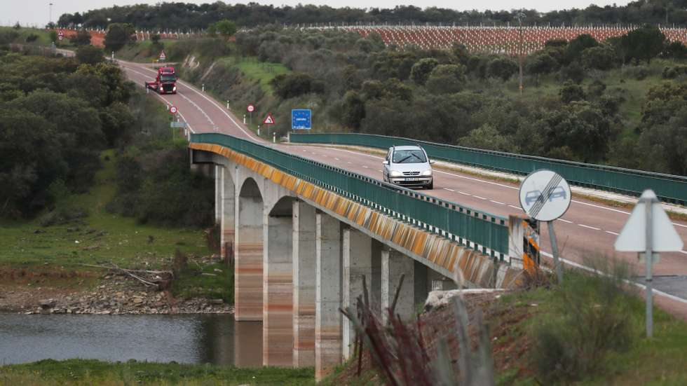 Veículos circulam na ponte da Ajuda (Elvas) que faz a ligação Portugal - Espanha, no acesso a Olivença, Elvas, 16 de março de 2020. Este acesso de fronteira a Espanha é um dos que vai ficar interdito ao trânsito a partir de esta noite, pelas restrições derivadas do estado de alerta devido ao Covid-19. Segundo a Direção-Geral da Saúde (DGS), em Portugal há 331 casos de pessoas infetadas com a doença Covid-19, registando-se também um morto. NUNO VEIGA/LUSA