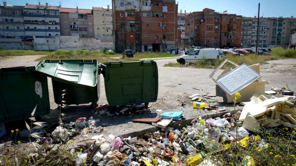 Bairro da Jamaica, no Seixal, 28 de maio de 2020. As autoridades de saúde estão a preparar o encerramento dos cafés no bairro da Jamaica, para conter o surto de covid-19 detetado entre os moradores. RUI MINDERICO/LUSA