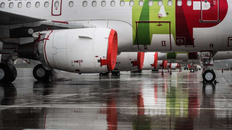 Aviões da TAP no aeroporto Humberto Delgado que se encontra encerrado para o tráfego de passageiros no âmbito das medidas excecionais de circulação para combater a situação epidemiológica da Covid-19, em Lisboa, 09 de abril de 2020. Todos os aeroportos nacionais encontram-se encerrados até às 24 horas de dia 13 para evitar circulação exterior para Portugal ou de Portugal para o exterior. MÁRIO CRUZ/LUSA
