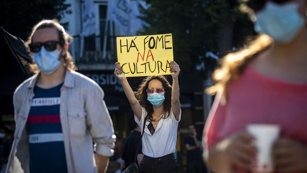 Manifestação nacional "Parados, Nunca Calados", promovida pelo Manifesto em Defesa da Cultura e pelo Sindicato dos Trabalhadores de Espectáculos, do Audiovisual e dos Músicos, a manifestação exige Serviço Público de Cultura; Toda a cultura para todos e 1% para a Cultura, no Rossio, em Lisboa, 04 de junho de 2020. JOSÉ SENA GOULÃO/LUSA