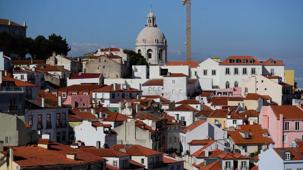 Vista de um dos miradouros de Alfama, em Lisboa, 03 de junho de 2020. Os habitantes que restam em Alfama reencontraram o seu bairro sem turistas devido à pandemia da covid-19, mas lamentam o cancelamento das marchas e festas populares do Santo António. (ACOMPANHA TEXTO DA LUSA DO DIA 07 DE JUNHO DE 2020). TIAGO PETINGA/LUSA