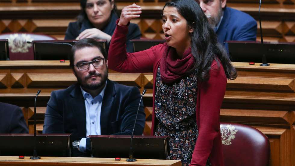 O deputado do Partido Comunista Português (PCP), Paula Santos, interpela o ministro da Saúde, Adalberto Campos Fernandes (não aparece), durante a sessão plenária na Assembleia da República, em Lisboa, 23 de fevereiro de 2018. ANTÓNIO COTRIM/LUSA