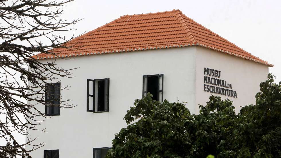 Edifício do Museu Nacional da Escravatura de Angola, 23 de agosto de 2019. O diretor do Museu Nacional da Escravatura de Angola, Vladmiro Fortuna (ausente na foto), considerou hoje que os 400 anos da chegada dos primeiros 20 escravos angolanos ao território norte-americano devem traduzir-se no "reforço dos laços de amizade e empatia" entre os dois povos. AMPE ROGÉRIO / LUSA