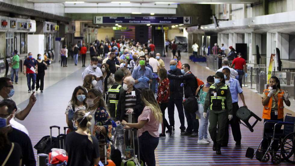 Portugal repatriou 181 portugueses, entre eles 68 nacionais oriundos da Madeira, que ficaram retidos na Venezuela devido à quarentena provocada pela pandemia do novo coronavírus, no Aeroporto Internacional Simón Bolívar de Maiquetí, Venezuela, 13 de junho de 2020. Estes portugueses foram repatriados num voo organizado por Portugal, que transportou ainda outros 179 cidadãos europeus. (ACOMPANHA TEXTO DO DIA 14 DE JUNHO DE 2020). YEFFERSON SUÁREZ/LUSA