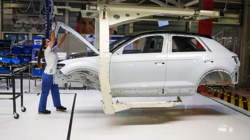 epa08419872 Autoeuropa employees work at the construction line for the Volkswagen T-Roc at Autoeuropa's plant in Palmela, Setubal, Portugal, 13 May 2020.  EPA/JOSE SENA GOULAO
