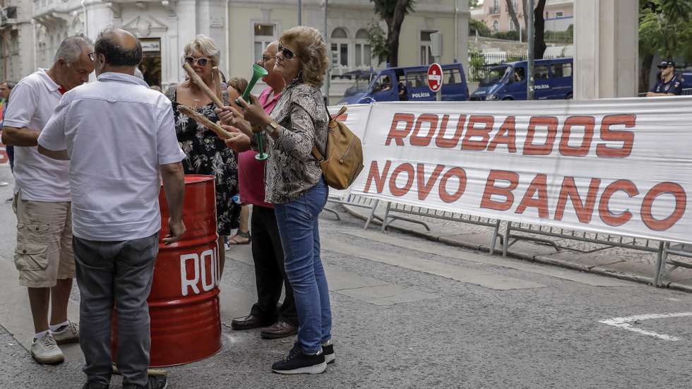 Manifestantes protestam durante uma manifestação do Grupo Lesados do BES/Novo Banco - Lesados Papel comercial e Lesados Emigrantes, Lisboa, 08 de agosto  de 2019. ANTÓNIO COTRIM/LUSA