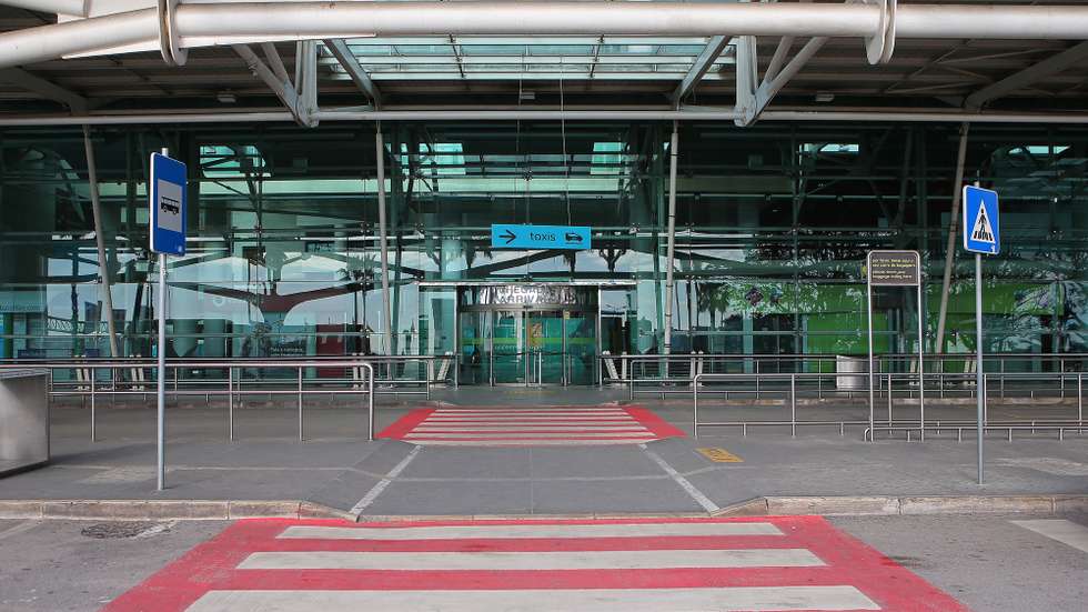 Entrada do Aeroporto Humberto Delgado, em Lisboa, 26 de abril de 2020. O terceiro estado de emergência, devido à pandemia de Covid-19, irá prolongar-se até dia 02 de maio, continuando limitada a circulação de pessoas e o confinamento obrigatório. ANTÓNIO PEDRO SANTOS/LUSA