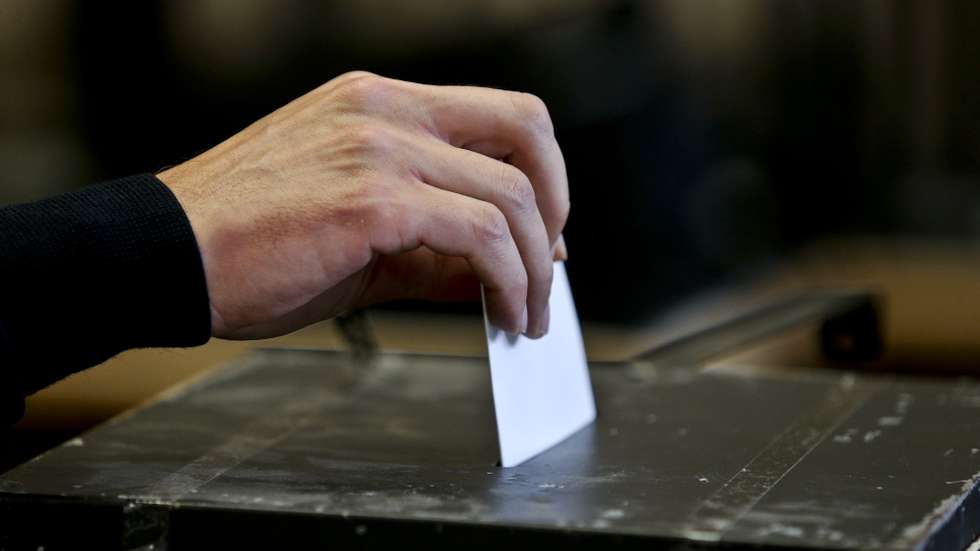 Um eleitor exerce o seu direito de voto nas Eleições Legislativas de 2015 esta manhã em Lisboa, 4 de outubro de 2015. MIGUEL A. LOPES/ LUSA