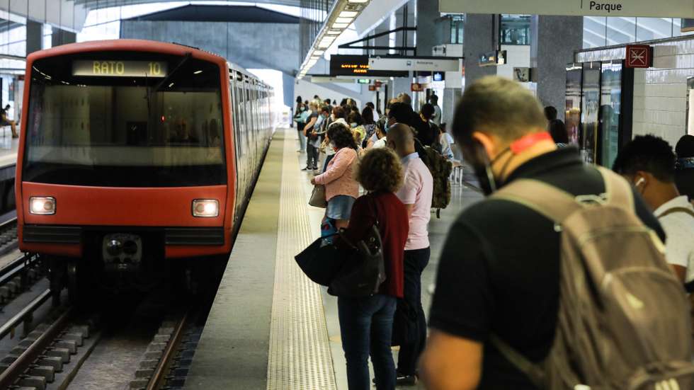 Utentes aguardam o metro na Estação de Metro do Senhor Roubado, no dia em que a área Metropolitana de Lisboa (AML) vê reforçada a oferta de transportes públicos, sobretudo de autocarros, permitindo que a capacidade fique a 90% da que existia no mesmo período do ano passado, em Odivelas, 01 de julho de 2020. MIGUEL A. LOPES/LUSA