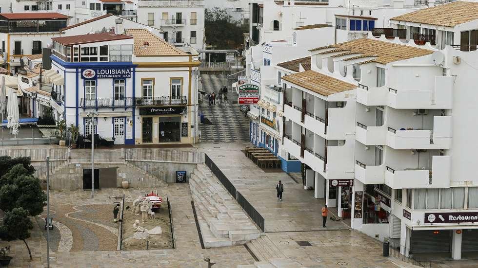 A praça dos pescadores em Albufeira praticamente vazia depois do Presidente da República, Marcelo Rebelo de Sousa, ter declarado ontem o estado de emergência devido á pandemia de Covid-19, Albufeira, 19 de março de 2020. A Direção-Geral da Saúde (DGS) elevou hoje o número de casos confirmados de infeção para 785, mais 143 do que na quarta-feira. O número de mortos no país subiu para três. LUÍS FORRA/LUSA