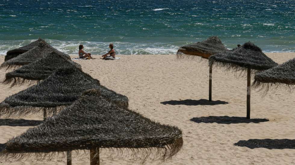 Concessionários da praia da Falésia, em Vilamoura no Algarve, realizam os últimos preparativos e adaptam-se às novas imposições da Direção Geral da Saúde para o início da época balnear devido à pandemia provocada pela covid-19, em Albufeira,4 de junho de 2020. (ACOMPANHA TEXTO DE 5 DE JUNHO DE 2020 ). LUÍS FORRA/LUSA