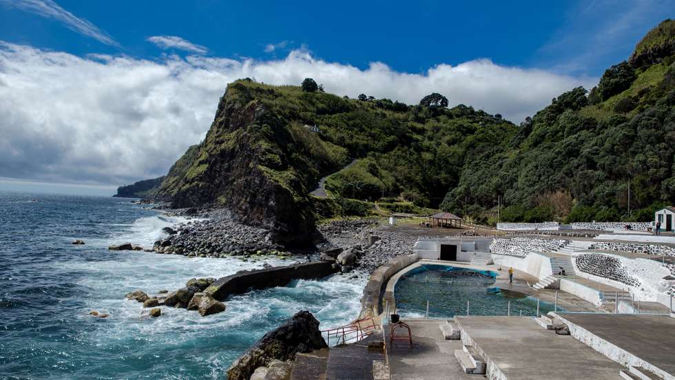 Um popular limpa uma piscina junto à praia no concelho do Nordeste, Ilha de São Miguel, Açores, 18 de maio de 2020.  O concelho do Nordeste foi último do país a sair da cerca sanitária por causa da covid-19. EDUARDO COSTA /LUSA