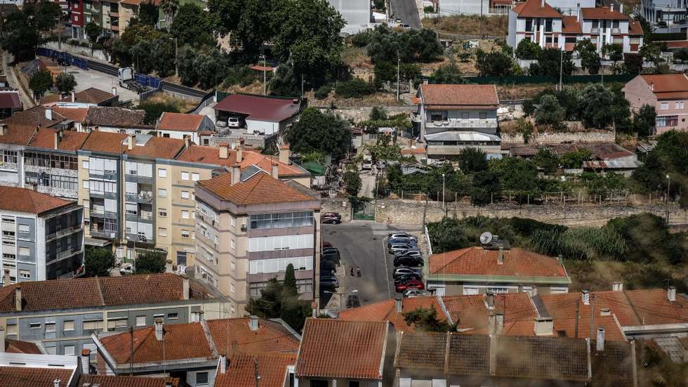 Pessoas percorrem uma rua na Apelação, Loures, 15 de julho de 2020. O governo decidiu prolongar as medidas mais restritivas para a Área Metropolitana de Lisboa devido ao número de casos de covid-19. A união de freguesias de Camarate, Apelação e Unhos encontra-se em situação de calamidade. (ACOMPANHA TEXTO DO DIA 16 DE JULHO DE 2020) MÁRIO CRUZ/LUSA