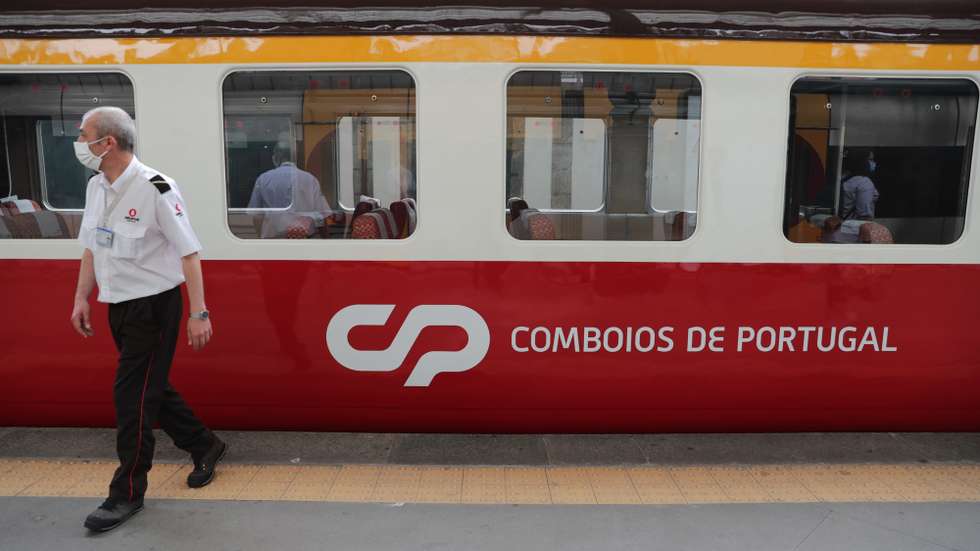 Comboio Miradouro, onde viajou hoje o ministro das Infraestruturas e da Habitação, Pedro Nuno Santos (ausente da foto), entre o Porto e a Régua, e onde foram apresentadas as primeiras carruagens Schindler que entram ao serviço da CP na Linha do Douro, 03 de junho de 2020. ESTELA SILVA/LUSA