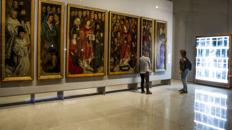Técnicos de restauro observam o espaço de restauro dos "Painéis de São Vicente" no Museu Nacional de Arte Antiga, no Dia Internacional dos Museus em Lisboa, 18 de maio de 2020. TIAGO PETINGA/LUSA