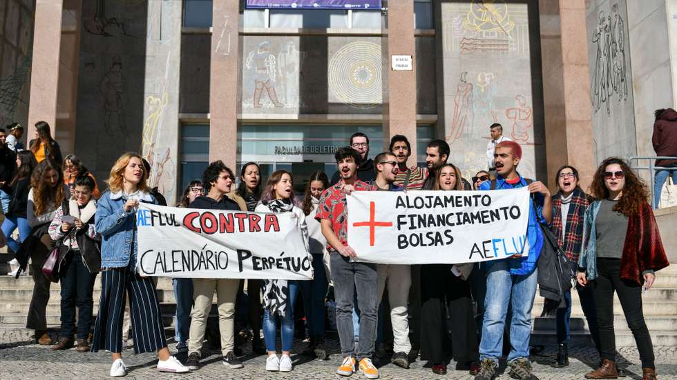 Concentração de estudantes da Faculdade de Letras da Universidade de Lisboa para abordar vários problemas como a falta de condições materiais, problemas gerais do ensino superior, insuficiência da Ação Social Escolar,  propinas, falta de alojamento, 18 de novembro de 2019, em Lisboa. LUÍS RUIVO/LUSA
