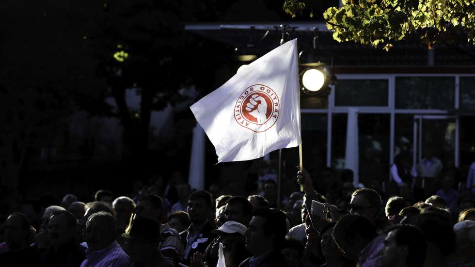 Uma bandeira do Partido Socialista durante uma ação de campanha do candidat do PS à Câmara da Guarda, Eduardo Brito, no Jardim José Lemos, Guarda, 17 de setembro de 2017. PAULO NOVAIS/LUSA
