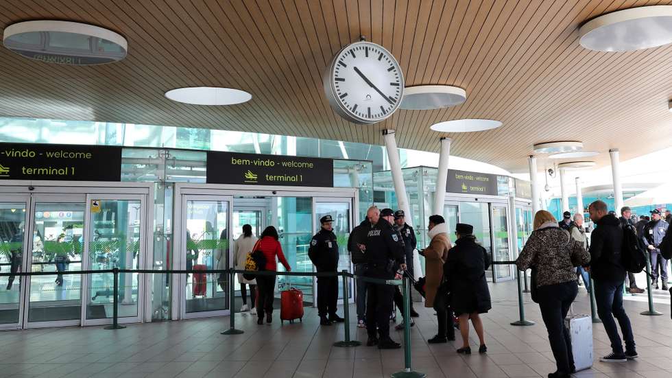 Polícias da PSP revistam passageiros à entrada do Aeroporto Humberto Delgado, Lisboa, 21 de janeiro de 2020. Elementos da PSP e da GNR realizam hoje protestos em simultâneo em Braga, Lisboa e Faro, numa ação convocada pelos sindicatos, enquanto o Movimento Zero (M0) inicia uma vigília nos aeroportos portugueses.  JOÃO RELVAS/LUSA