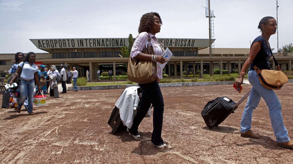 Passageiros embarcam no primeiro avião da TAP a aterrar em Bissau