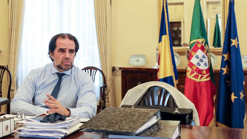 O Presidente do Governo Regional da Madeira, Miguel Albuquerque, esta manhã em entrevista à Agência Lusa sobre o plano de ação para a normalização das ligações aéreas para o arquipélago da Madeira, que será apresentado na próxima quinta-feira pelo executivo regional, Quinta da Vigia, Funchal, 19 de maio de 2020. HOMEM DE GOUVEIA/LUSA