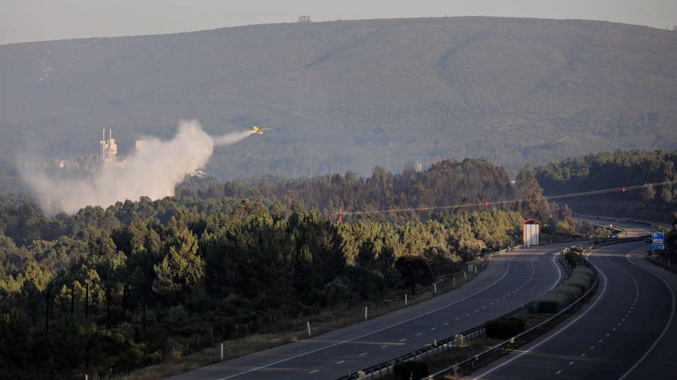 A Autoestrada 1 (A1) está cortada nos dois sentidos desde as 18:00 entre Fátima e Torres Novas, distrito de Santarém, na sequência de um incêndio que deflagrou em Ourém às 16:20, disse fonte da concessionária Brisa, Ourém, Santarém, 23 de julho de 2020. O incêndio, às 20:15, de acordo com a página da Proteção Civil, estava a ser combatido por 215 bombeiros, 63 viaturas e seis meios aéreos.PAULO CUNHA/LUSA