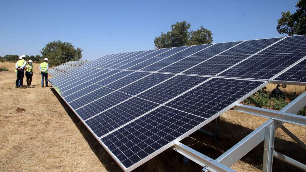 Trabalhos de construção de uma central fotovoltaica de 25 milhões de euros que pretende contribuir para estimular a economia do concelho de Mogadouro, com a criação de 150 postos trabalho e dinamizar o setor da restauração em tempos de pandemia, Mogadouro, 23 de julho de 2020. (ACOMPANHA TEXTO DE 30/07/2020) FRANCISCO PINTO/LUSA