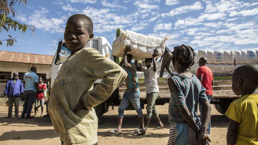 Deslocados da violência armada em Cabo Delgado durante a distribuição de mantas no campo de deslocados de Manono, Metuge, Moçambique 22 de julho de 2020. "Não é impossível" cumprir as medidas nestes campos, diz Daniel Timme, chefe de comunicação do Fundo das Nações Unidas para a Infância (UNICEF), "mas é um processo educacional". (ACOMPANHA TEXTO DE 26 DE JULHO DE 2020). RICARDO FRANCO/LUSA