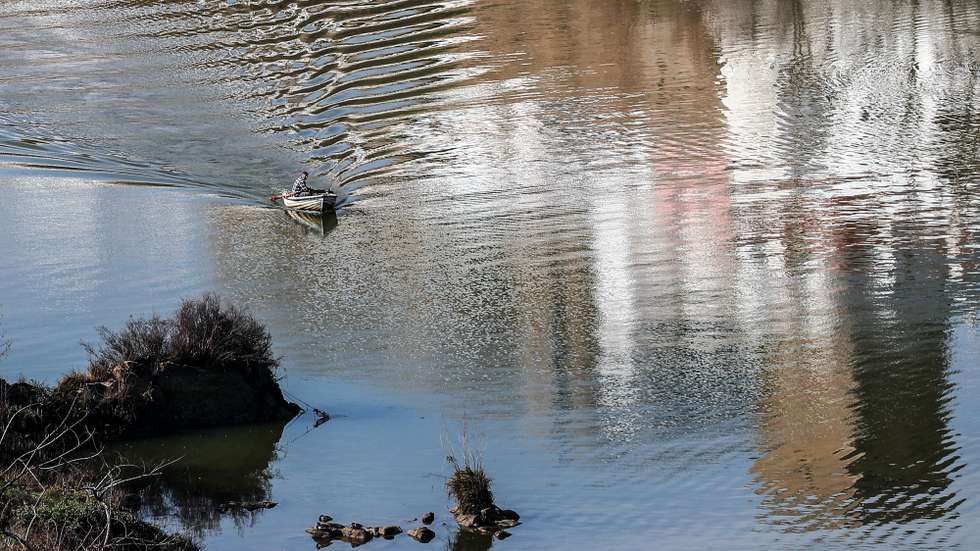 Um pescador no rio Guadiana, junto à vila alentejana de Mértola, a partir de onde a Associação de Defesa do Património de Mértola (ADPM)coordena o projeto Valagua - Valorização Ambiental e Gestão Integrada da Água e dos Habitats no Baixo Guadiana Transfronteiriço, em curso desde 2015 e cofinanciado pelo programa de fundos comunitários Interreg Espanha-Portugal., Mértola, 05 de janeiro de 2020.  (ACOMPANHA TEXTO DE 08 FEVEREIRO 2020).  NUNO VEIGA/LUSA