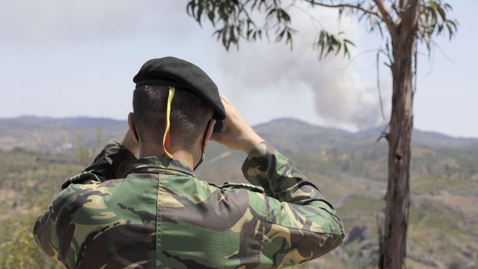 Um militar participa numa ação de patrulhamento do Exército