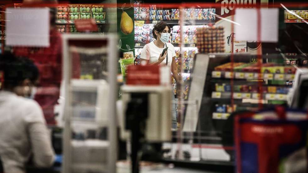 Pessoas fazem as suas compras em um supermercado no Centro Comercial Colombo, em Lisboa, 1 de junho de 2020. A atual situação da pandemia da covid-19 na região de Lisboa e Vale do Tejo impediu a abertura em pleno deste centro comercial. MÁRIO CRUZLUSA