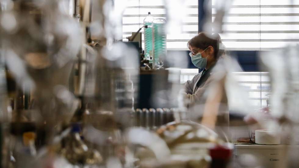 Uma aluna executa uma experiência num dos laboratórios da Faculdade de Ciências e Tecnologia da Universidade Nova, após o reinício das aulas presenciais no Monte da Caparica, em Almada, 14 de maio de 2020. (ACOMPANHA TEXTO DA LUSA DE 16 DE MAIO DE 2020). TIAGO PETINGA/LUSA